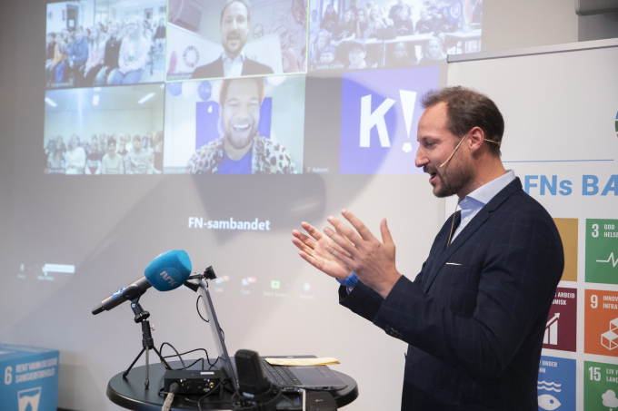 Kronprins Haakon snakket med programleder Markus Bailey om det viktige arbeidet FN gjør. (Foto: NTB / Terje Bendiksby)